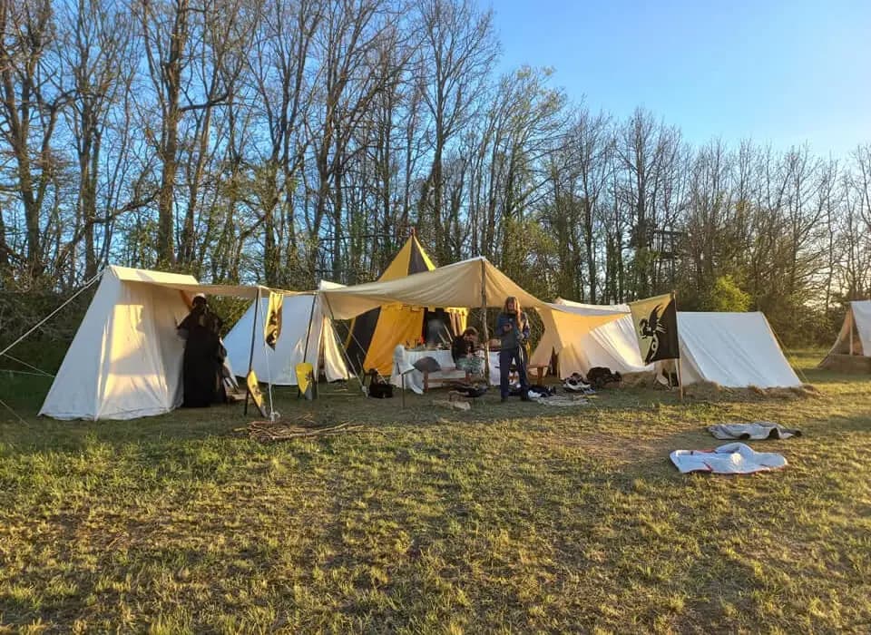 Photographie d'un camp médiéval de Sanctis Draconis Petrocoria